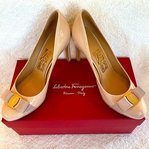 Salvatore Ferragamo Edelweiss Bisque platform 4” Pumps w/ bows - size 37/7B